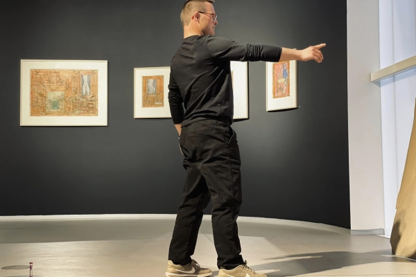 2023 - Lâ€™Ã©vÃ©nement dâ€™Ãªtre lÃ  - performance FrÃ©dÃ©ric Deschamps in Trinkhall museum